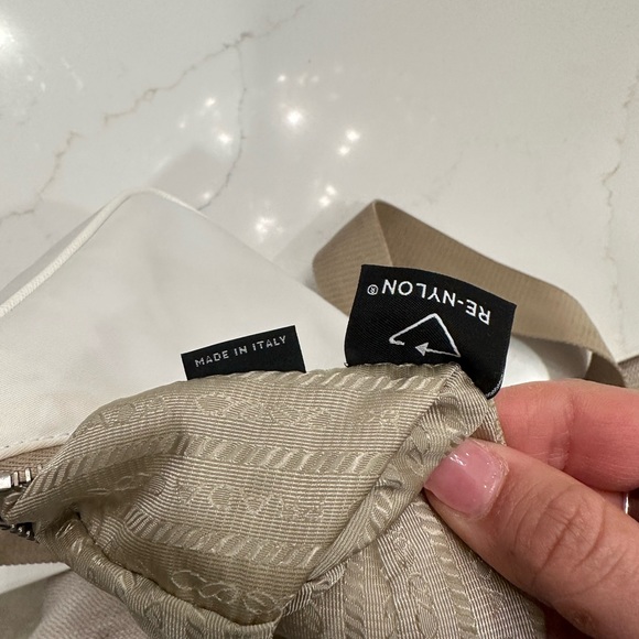 💗 SOLD 💗 Prada Re-Edition 2005 Re-Nylon bag - Picture 5 of 9